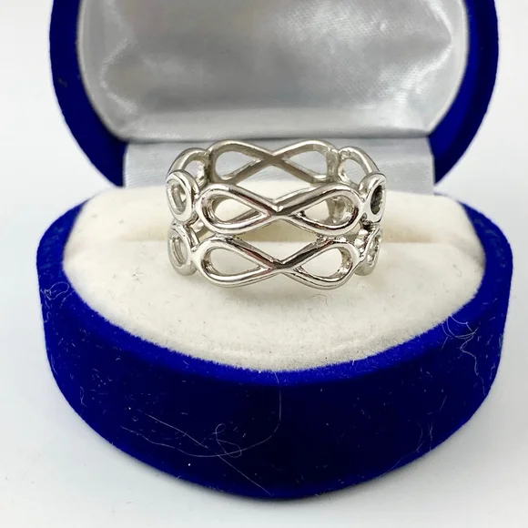 Vintage Celtic Silver Infinity Knot Band Ring, Size 8 1/4. - Picture 6 of 6